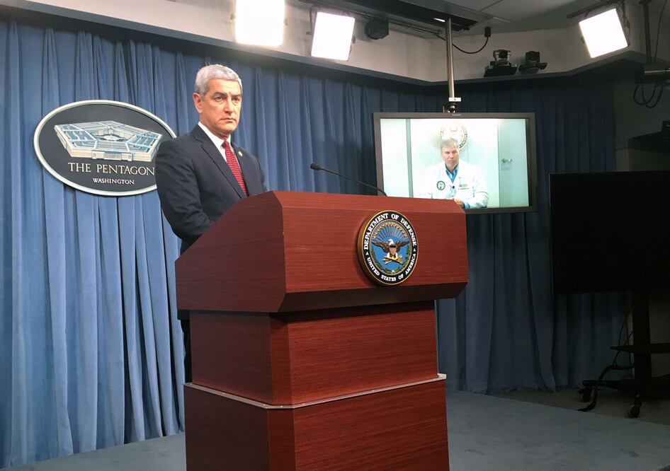 John E. Byrd, director del laboratorio en Hawái que trabaja en la identificación de los restos, dijo que es demasiado pronto para saber cuántas personas están representadas en los restos (Foto: AFP)
