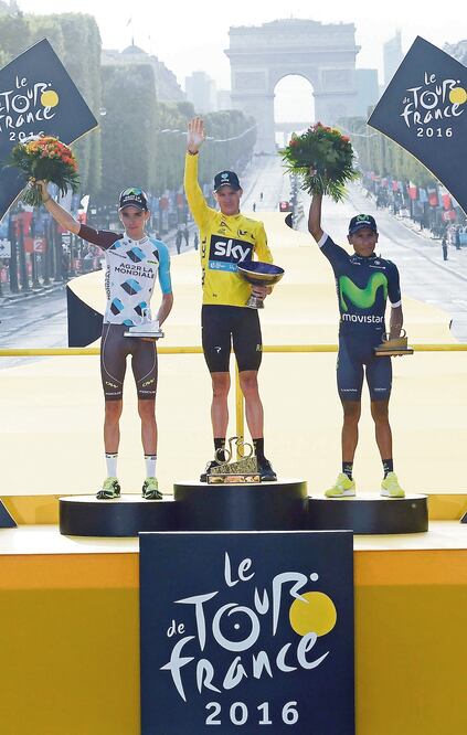 Tras su triunfo, Froome (c) irá a JO y pretende correr la Vuelta (STEPHANE MANTEY. REUTERS)