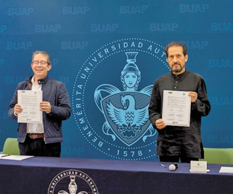 Jenaro Villamil, del SPR, y el rector de la BUAP, Alfonso Esparza. Foto: Especial