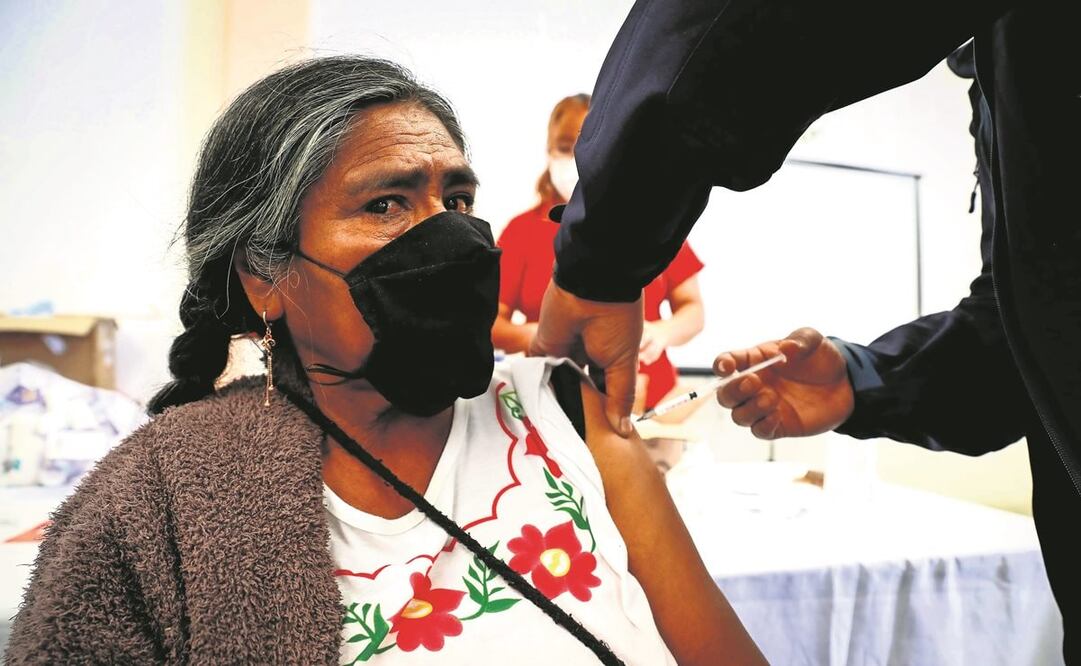 Durante la jornada médica en Oaxaca se aplicaron vacunas de neumococo, triple viral, rotavirus, hepatitis B, hexavalente y cerca de 200 de influenza. Foto: Diego Simón. El Universal