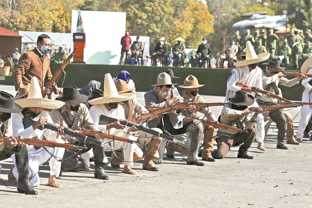 Se considera que en el desfile participen un total de 396 elementos de las Fuerzas Armadas, 22 charros, seis integrantes del Pentatlón Deportivo Militarizado Unive rsitario, 286 caballos y tres vehículos. Fotos: Especiales