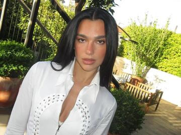 Dua Lipa impone tendencia con su máscara de pestañas verde