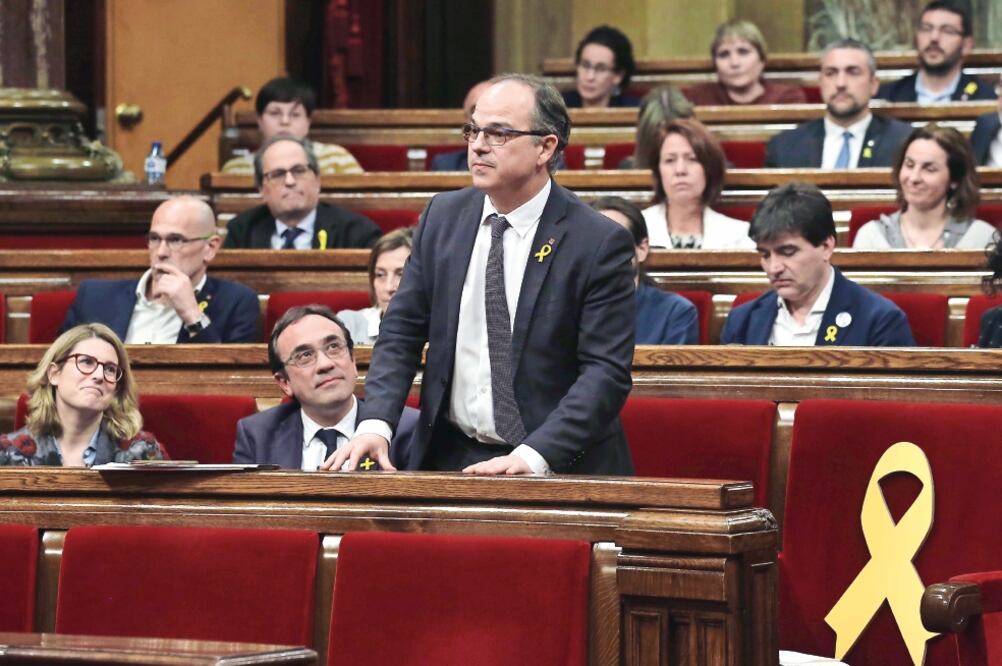 El independentista Jordi Turull (de pie) durante su participación, ayer, en el Parlamento catalán, donde fracasó un intento para nombrarlo presidente (MANU FERNÁNDEZ. AP)