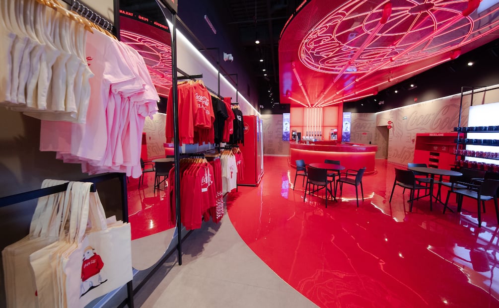 La House of Coca-Cola también tiene tienda y hasta puedes personalizar tu lata. Foto: Cortesía de Coca-Cola