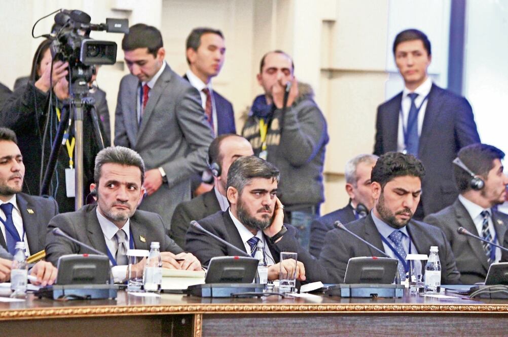 Mohammad Alloush (centro) encabeza las facciones rebeldes en el diálogo de paz por Siria que se lleva a cabo en Astaná, Kazajistán. (MUKHTAR KHOLDORBEKOV. REUTERS)
