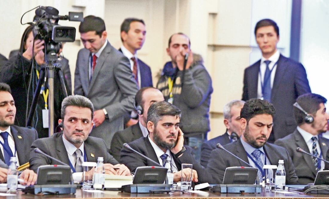 Mohammad Alloush (centro) encabeza las facciones rebeldes en el diálogo de paz por Siria que se lleva a cabo en Astaná, Kazajistán. (MUKHTAR KHOLDORBEKOV. REUTERS)