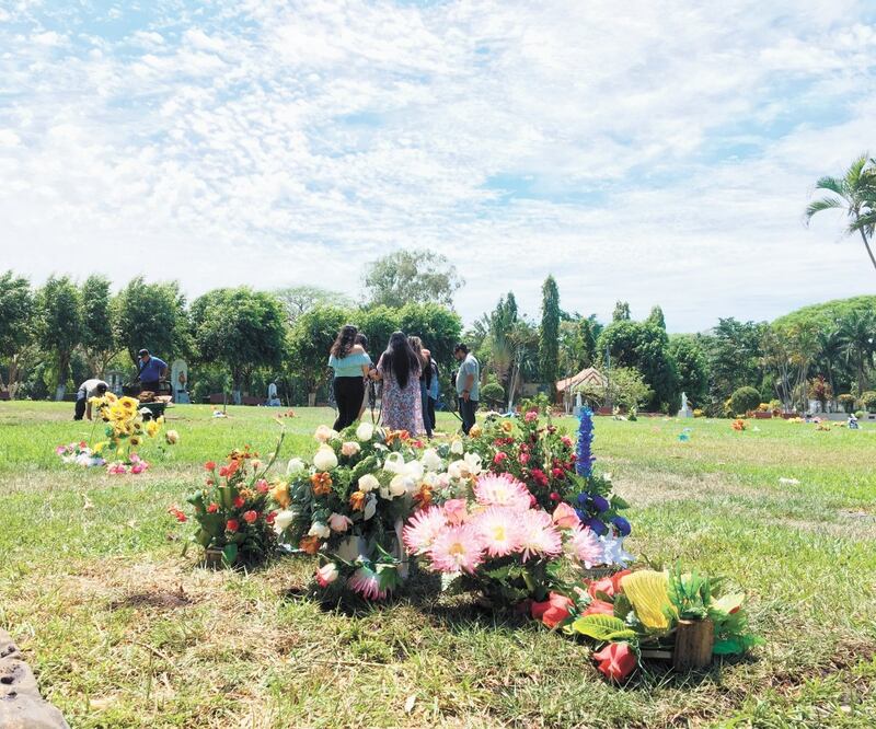 Los restos de Victoria Salazar fueron enterrados el domingo en el panteón privado Parque Jardín La Generosa, de Sonsonate. Foto: ALBERTO MORALES. EL UNIVERSAL  
