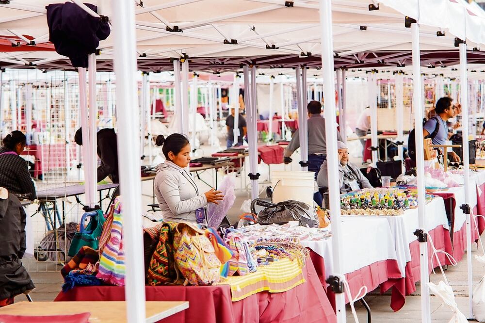 Decenas de comerciantes y artesanos empezaron a colocar sus productos en el lugar que les fue asignado por el Gobierno de la Ciudad. Foto: Osmar Alvarado / EL UNIVERSAL