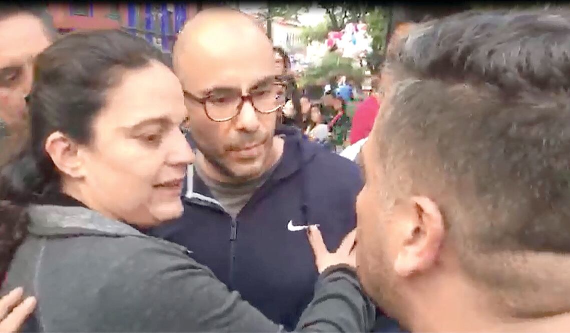 Circula un video donde Eduardo Ramírez discute con el director general jurídico, Farid Barquet, y la coordinadora de DH, Olivia Betancourt. TOMADA DE VIDEO