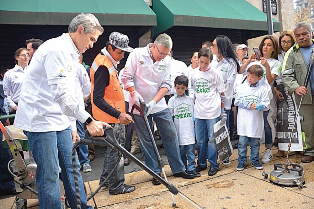 Acompañado por miembros de su gabinete, el jefe de gobierno participó ayer en labores de retiro de chicles en la calle de Madero, en el Centro Histórico de la ciudad (ESPECIAL)