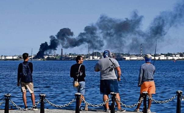 Una columna de humo negro se eleva desde un incendio en la refinería Nico López en La Habana, el 13 de febrero pasado. Foto: Yamil Lage / AFP