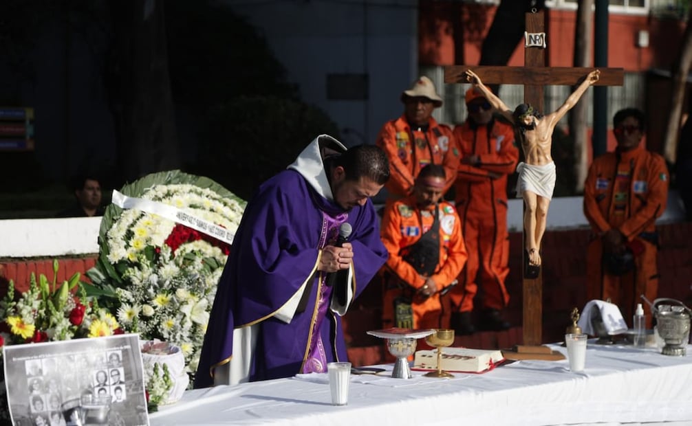 Misa solemne en el reloj del sol en Tlatelolco, alcaldia Cuauhtémoc, recordando a los fallecidos por el sismo de 1985. Foto: Carlos Mejía / EL UNIVERSAL