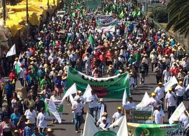 Marcha de campesinos arriba a San Lázaro