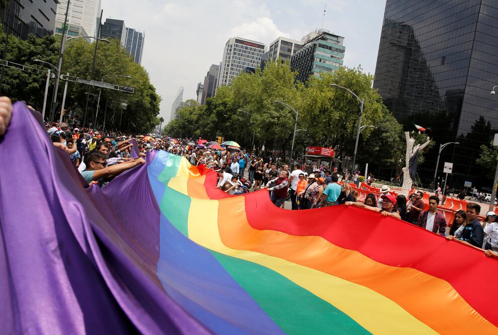 Participantes sostienen una bandera gigante en la marcha del Orgullo en la Ciudad de México (Foto: Reuters)