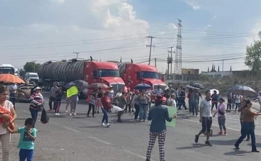 Vecinos de la colonia Santa Teresa salieron a bloquear por más de tres horas ambos sentidos de la carretera Jorobas-Tula. Foto: Especial