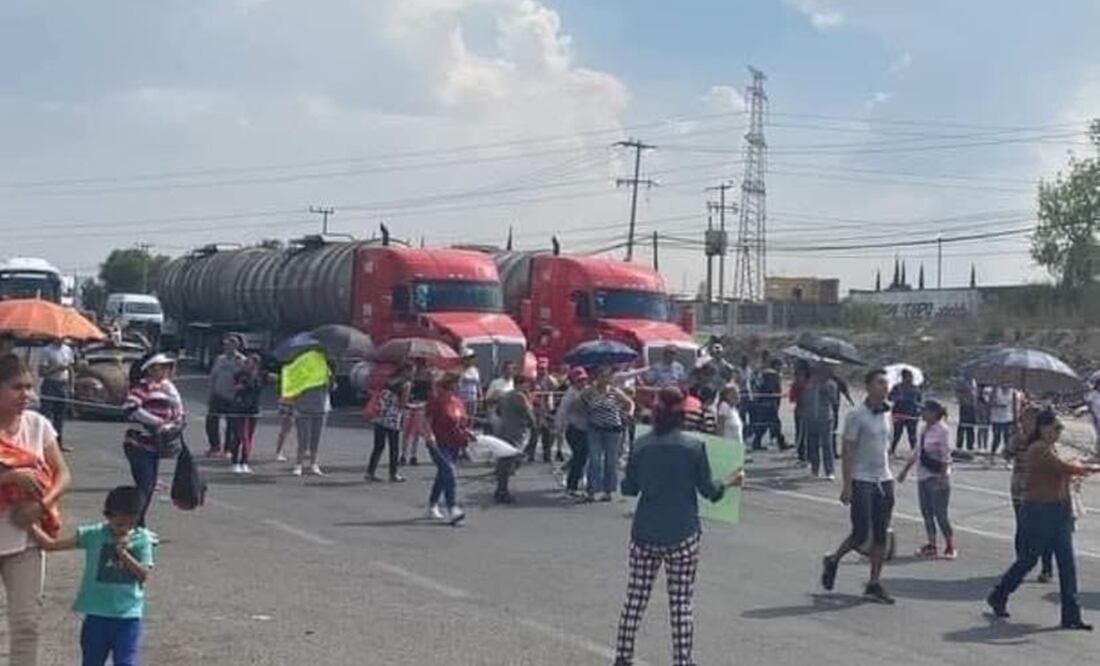 Vecinos de la colonia Santa Teresa salieron a bloquear por más de tres horas ambos sentidos de la carretera Jorobas-Tula. Foto: Especial