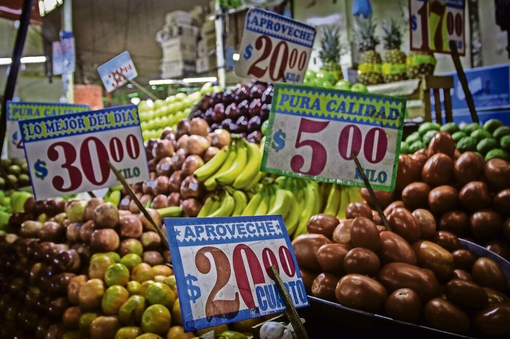Entre sus responsabilidades, la Cofece vigila que no haya acuerdos entre comerciantes para fijar precios. Foto: Archivo | El Universal
