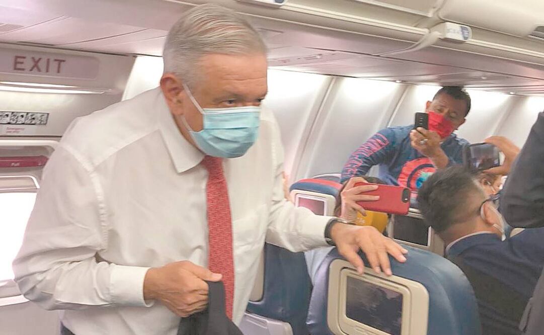 La primera vez que fue visto el presidente Andrés Manuel López Obrador con cubrebocas fue durante su vuelo a Estados Unidos. Foto: ARCHIVO EL UNIVERSAL