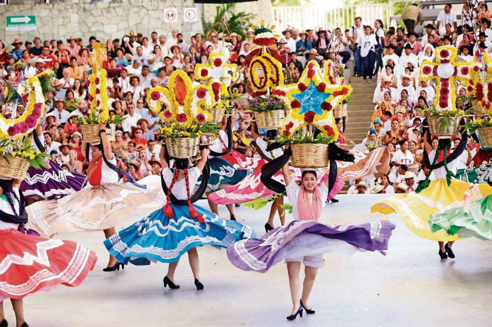 El público recibió a los sones de Huautla de Jiménez y aplaudió la destreza de las representantes de Tuxtepec, quienes ejecutaron “Flor de Piña”; mientras que oaxaqueños entonaron la “Canción Mixteca”, por la delegación de Huaujuapan (EDWIN HERNÁNDEZ)