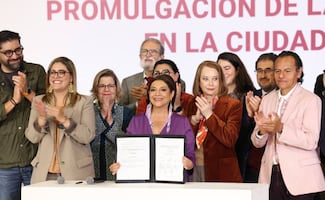 Clara Brugada encabeza promulgación de Ley de Cuidados en CDMX; "desfeminiza" los trabajos, dice