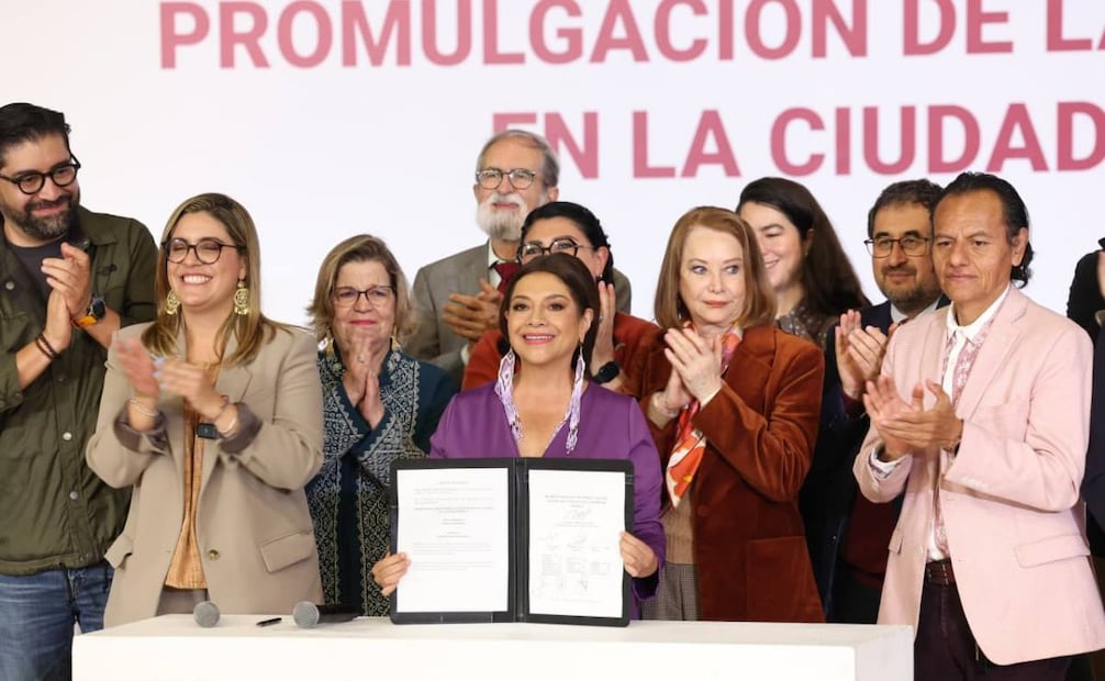 Clara Brugada encabezó la promulgación de la Ley de Cuidados en la Ciudad de México