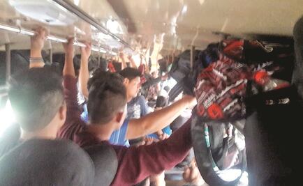 Migrantes viajan apretados en el chicken bus 