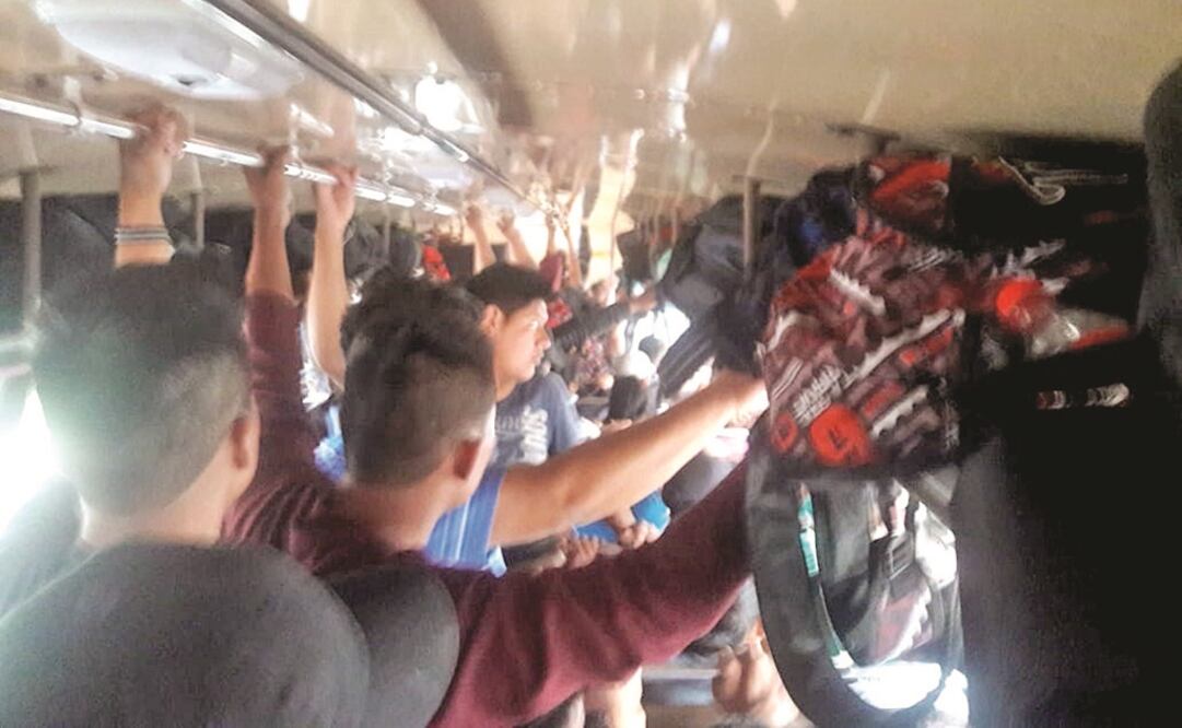 Migrantes hondureños viajan dentro de un camión de segundo uso, conocido como chicken bus. (FREDY MARTÍN. EL UNIVERSAL)