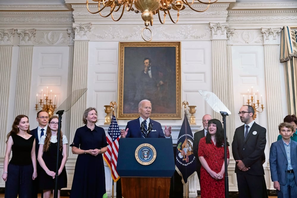 El presidente estadounidense, Joe Biden, ayer en la Casa Blanca, en Washington, junto a los familiares de los prisioneros liberados. Foto: de MICHAEL REYNOLDS. EFE