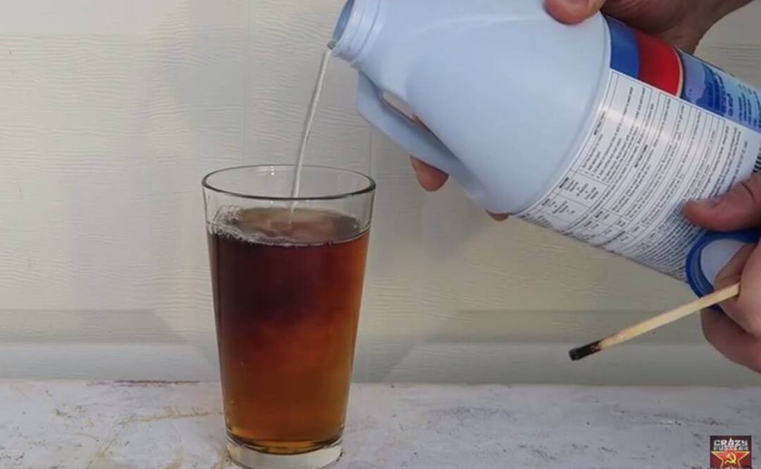 Joven ruso sirve un vaso de refresco y le agrega chorros del blanqueador. Foto: Captura YouTube