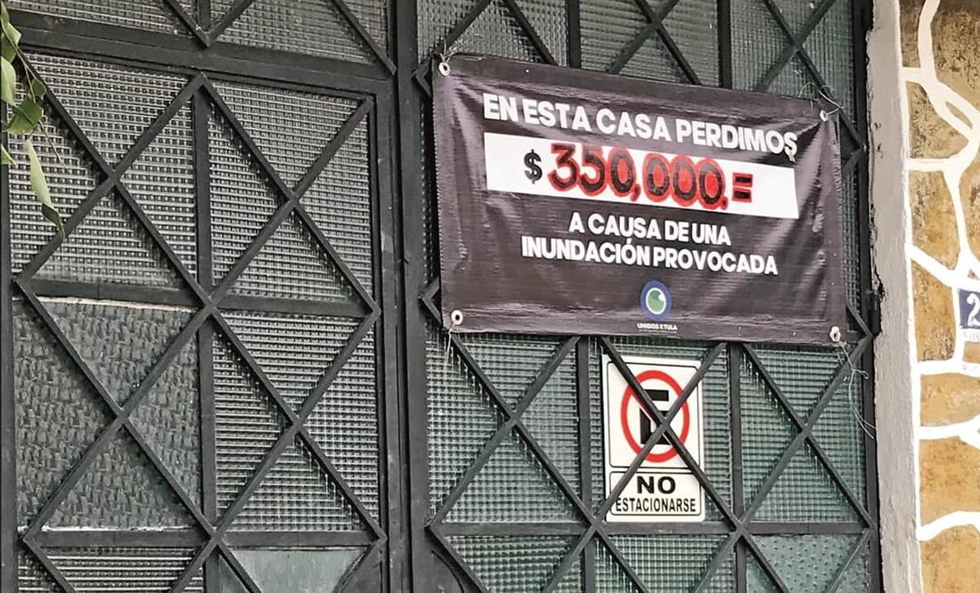 En domicilios y negocios colocaron mantas en las que se indican los montos de las pérdidas sufridas por la anegación. Foto: Dinorath Mota. EL UNIVERSAL