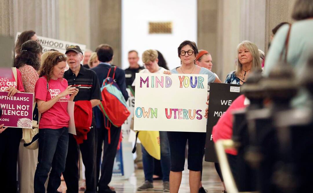 Mujeres protestan contra restricciones al aborto en la Casa de Estado de Carolina del Sur. Foto: AP
