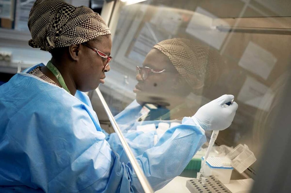 En sudáfrica menos de la mitad de la población está vacunada, esto puede ser un factor determinante para el contagio acelerado. Foto: Michele Cattani, archivo