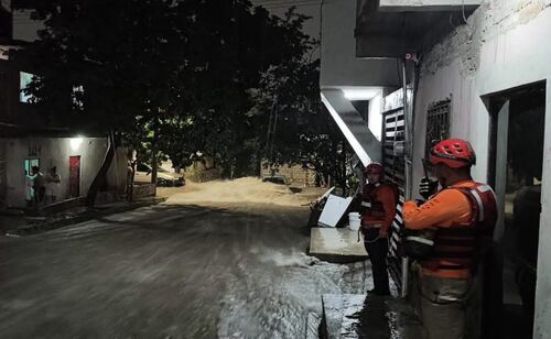 Lluvias arrastran a motociclista en Tuxtla Gutiérrez. Foto: Especial