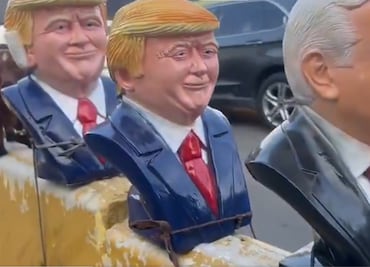 Artesanos venden alcancías de Donald Trump en cruce de México y EU; con oreja vendada por atentado, la que más compran