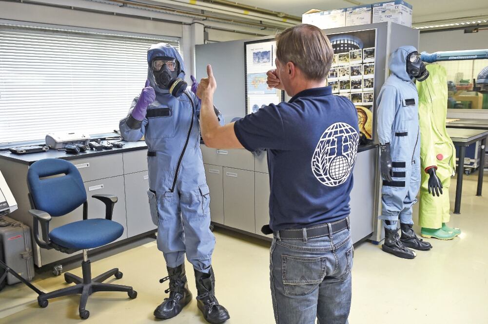 Preparados. Expertos participan en una simulación en la sede de la Organización para la Prohibición de las Armas Químicas (OPAQ), en La Haya. (JOHN THYS. AFP)