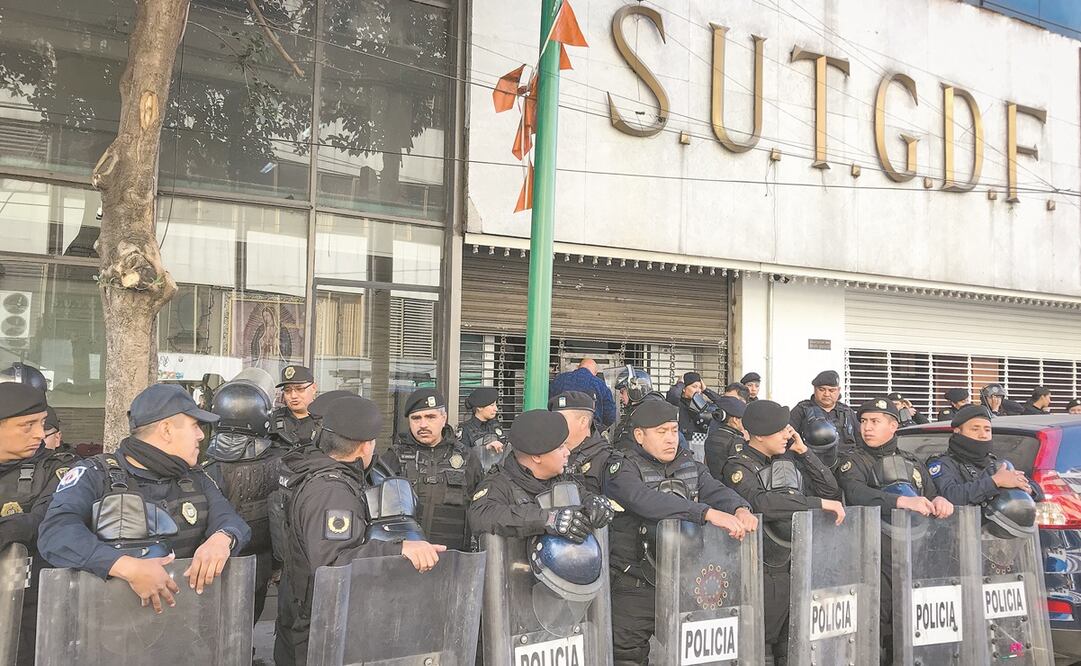 Alrededor de 100 policías resguardaron la entrada a la sede sindical en Antonio Caso 45 para evitar posibles confrontaciones. Foto: DIEGO SIMÓN. EL UNIVERSAL