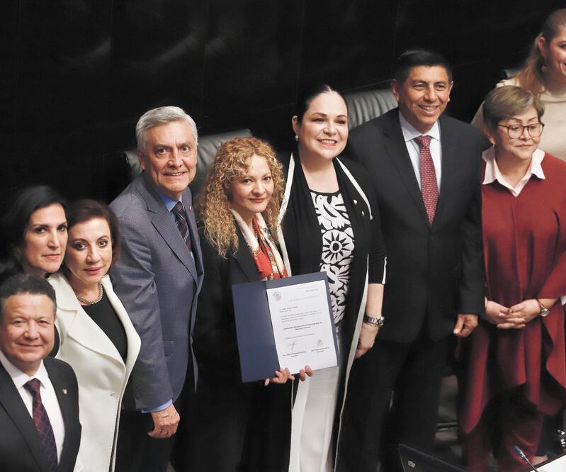 Al subir a la Mesa Directiva a recoger su nombramiento como titular de la CEAV, Mara Gómez Pérez se tomó fotografías con legisladores. FOTOS: BERENICE FREGOSO. EL UNIVERSAL