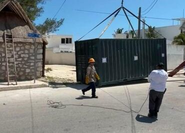 Vecino bloquea acceso a playa en Progreso, Yucatán; pone contenedores porque asegura "la calle le pertenece"