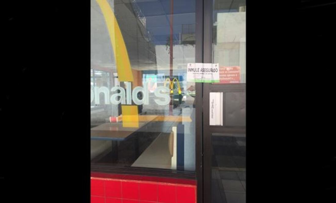 The Office of the Attorney General of the State of Mexico placed seals in the doors of the restaurant after a woman reportedly fell ill. (Photo: Rebeca Jiménez/EL UNIVERSAL)