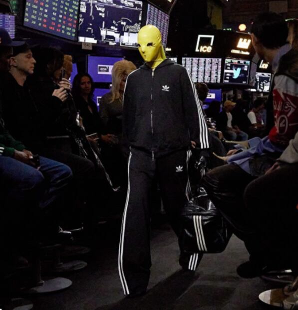 Balenciaga lanza costosos jeans con camisa cosida por detrás