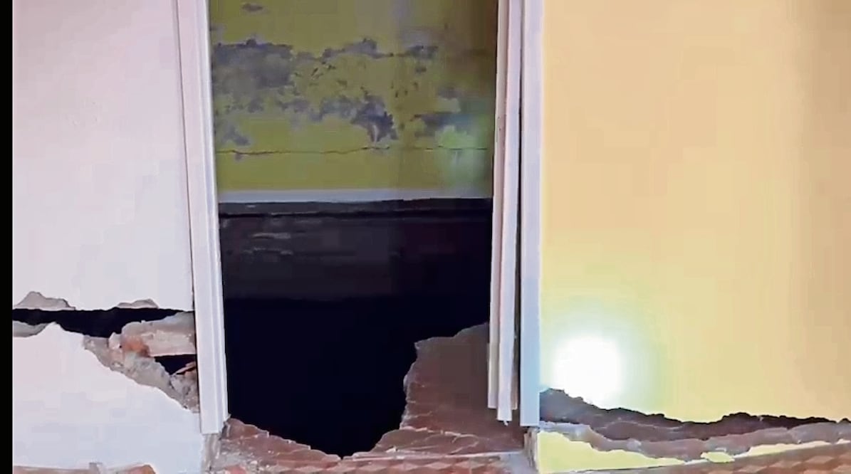 Desde marzo pasado se abrió un socavón en una vivienda de la calle Sierra San Martín. En ese entonces medía 250 metros cuadrados y aumentó a 700, indicaron autoridades. Foto: Especial