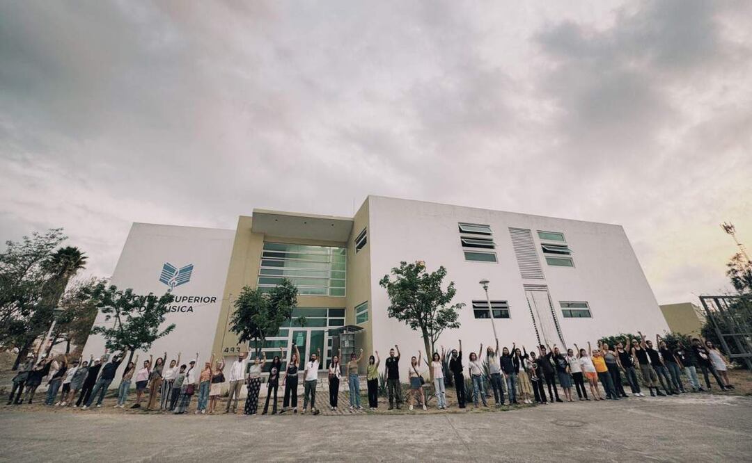 Plantón afuera del edificio que aún alberga la Escuela Superior de Música en Nayarit (10/06/2025). Foto: Especial