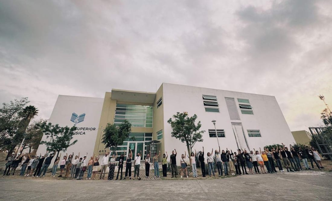 Plantón afuera del edificio que aún alberga la Escuela Superior de Música en Nayarit (10/06/2025). Foto: Especial