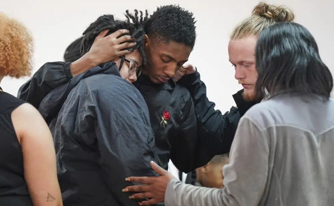La gente se consuela después de una vigilia por un grupo de estadounidenses secuestrados recientemente en México, en Word of God Ministries en Scranton. Foto: AP 