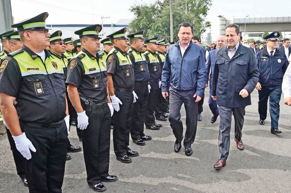 El secretario de Gobernación, Miguel Ángel Osorio, y el gobernador Eruviel Ávila firmaron el Plan Tres, mediante el cual se busca reforzar la seguridad en esta autopista (ESPECIAL)