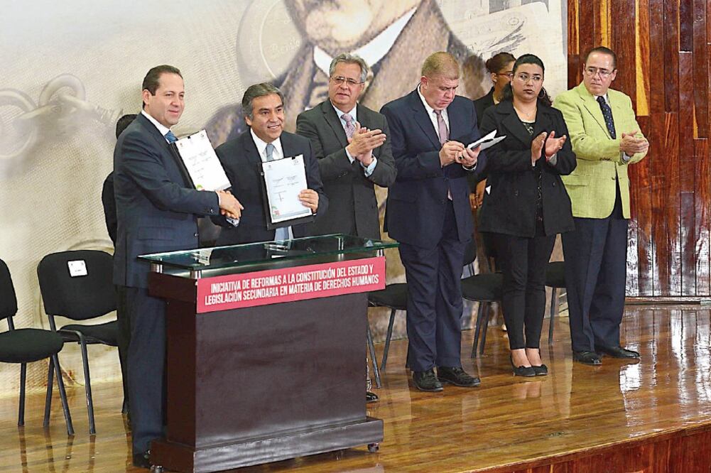 El gobernador del Estado de México, Eruviel Ávila Villegas, luego de firmar la iniciativa de ley que busca fortalecer el respeto por los derechos humanos. (Foto: Especial)