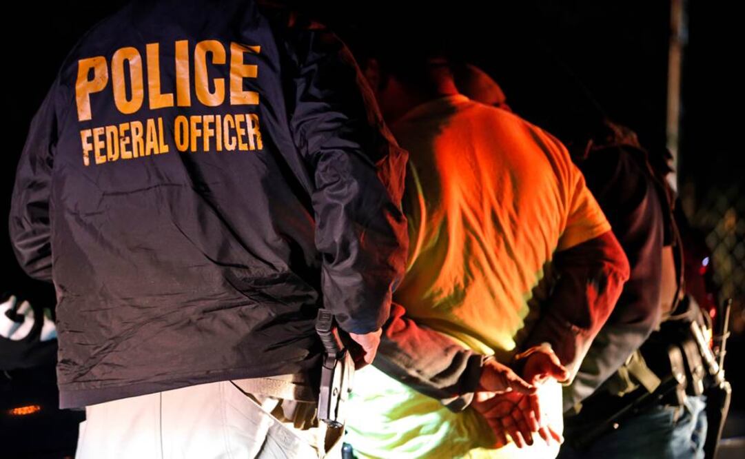 En esta fotografía de archivo del 22 de octubre de 2018, agentes del Servicio de Control de Inmigración y Aduanas detienen a una persona durante una redada en Richmond, Virginia. (AP Foto/Steve Helber)