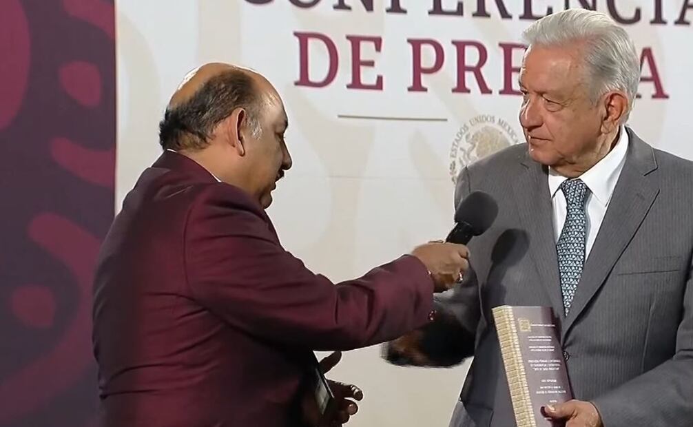 Escuela Carlos Septién desconoce tesis de Lord Molécula tras pedirle AMLO que se la firmara. Foto: Captura de pantalla