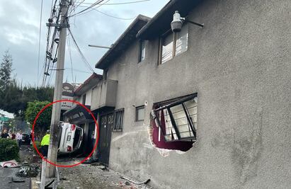 Camioneta choca contra ventana de una casa y termina volcada en San Juan de Aragón de la GAM