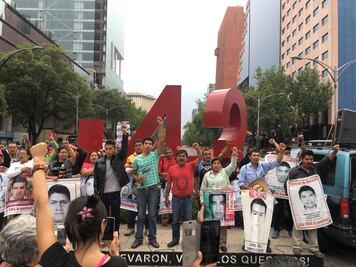 Finaliza marcha por los 43; no moverán plantón en PGR